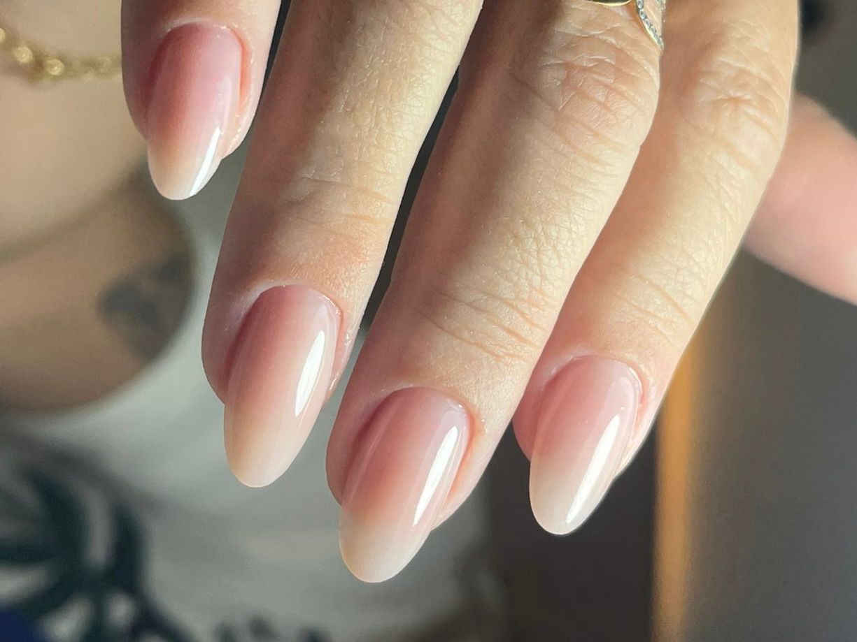 Alongamento de unhas em gel feito na Lauren Beauty Esmalteria, Barra da Tijuca